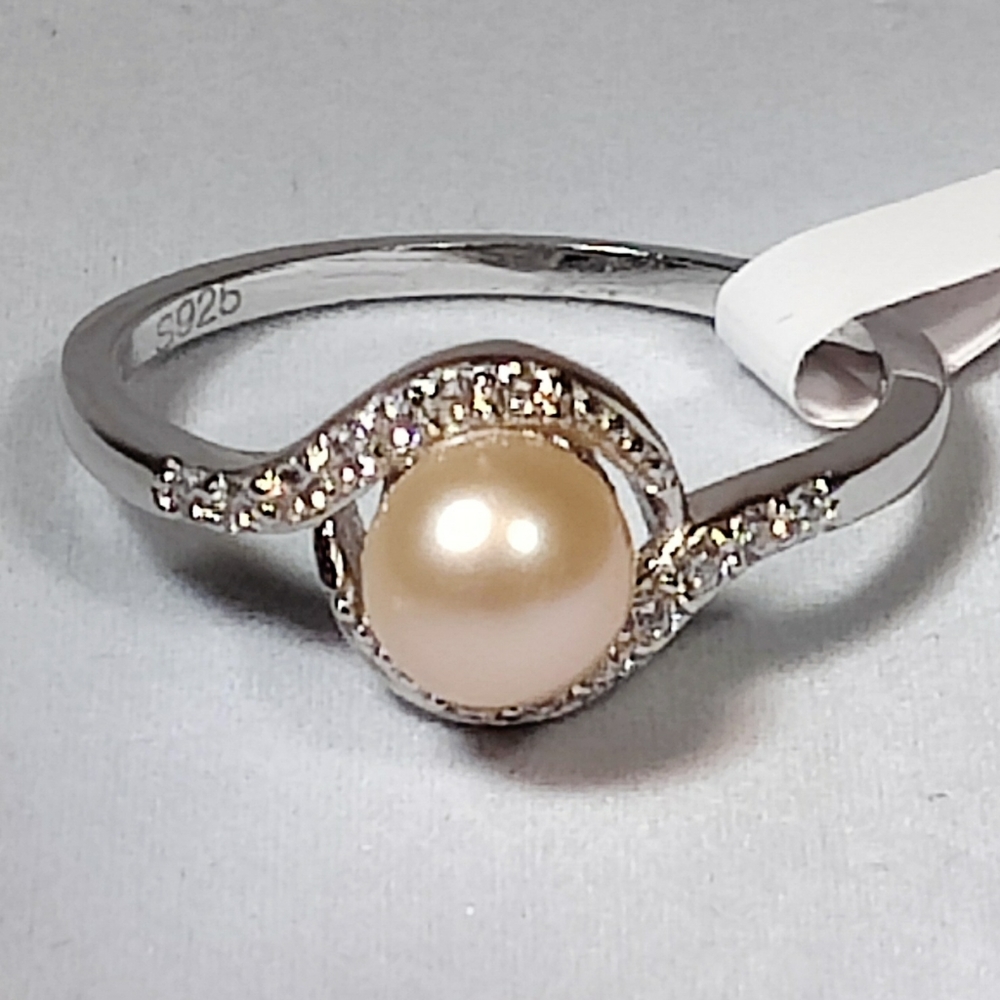 Vantel Pearls Twist And Shout Ring